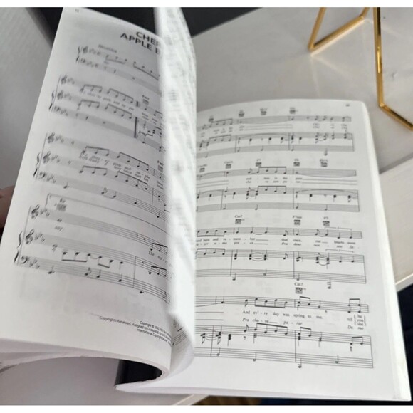 Ultimate Latin Songs, 80 Hot Hits, Hal Leonard Publication, Piano, Vocal, Guitar - Picture 6 of 6